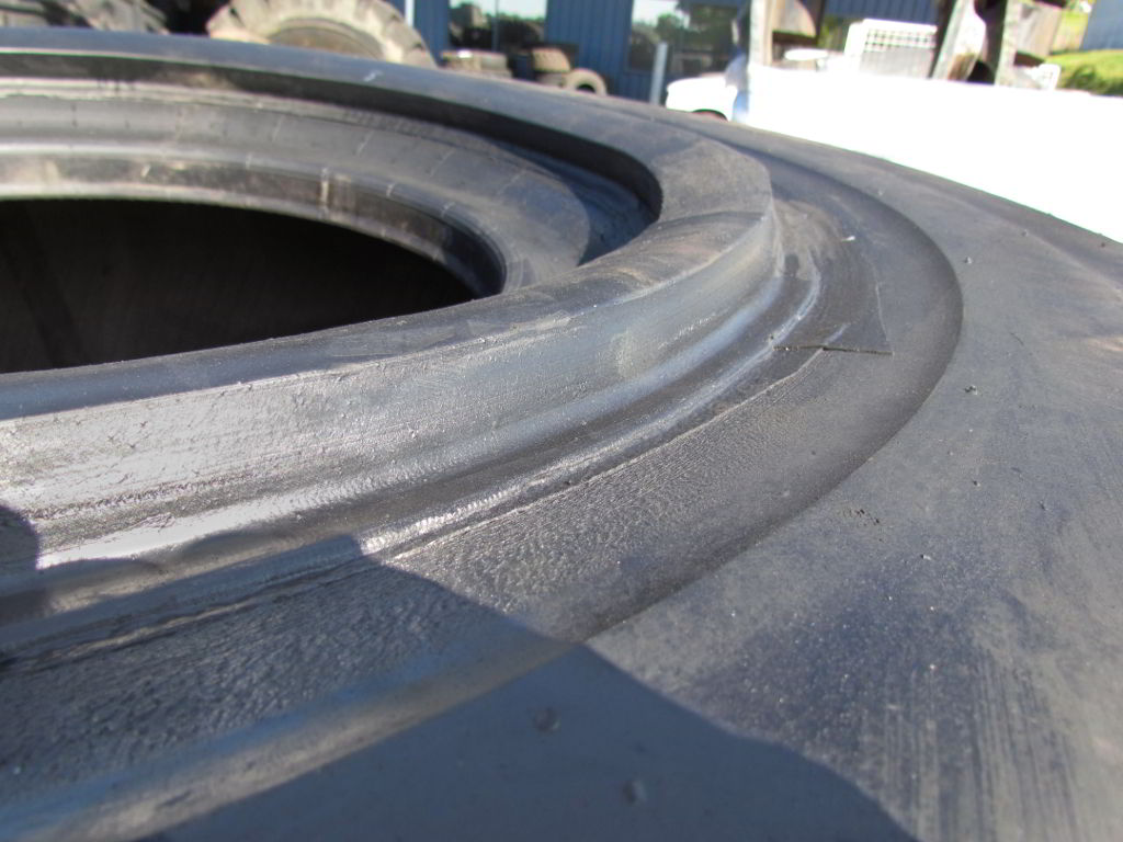 Tyre with sidewall lug