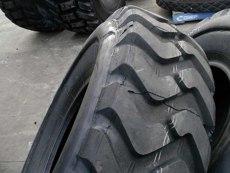 Grader tyre with fender